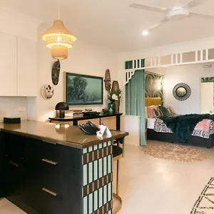 https://nomad-luxe-apartment.cairnshotels4all.com